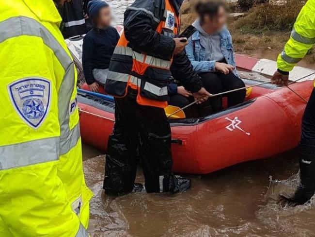 Наводнения на севере Израиля: водителя спасали с лодки - видео