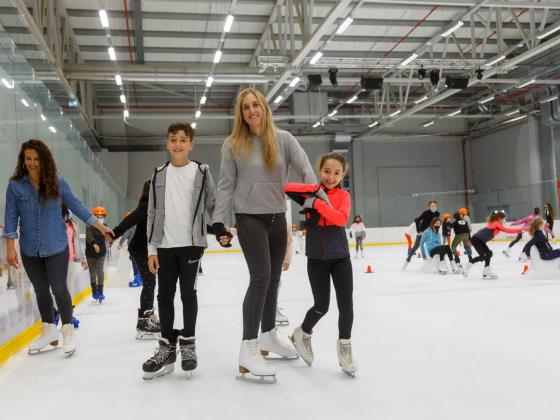 Ханука на льду в центре мирового уровня OneIce Arena 