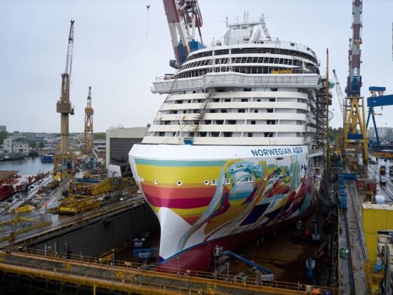 Norwegian Cruise Line и итальянская судостроительная компания Fincantieri отмечают спуск на воду нового лайнера Norwegian Aqua