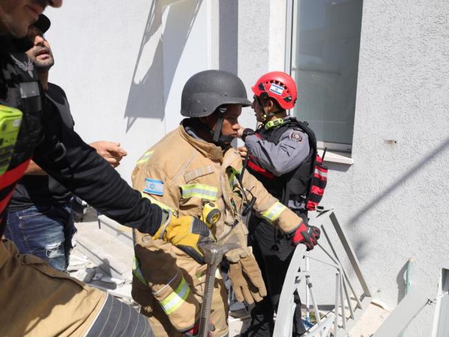 Обломки ракеты упали на крышу дома в Герцлии, ранена женщина