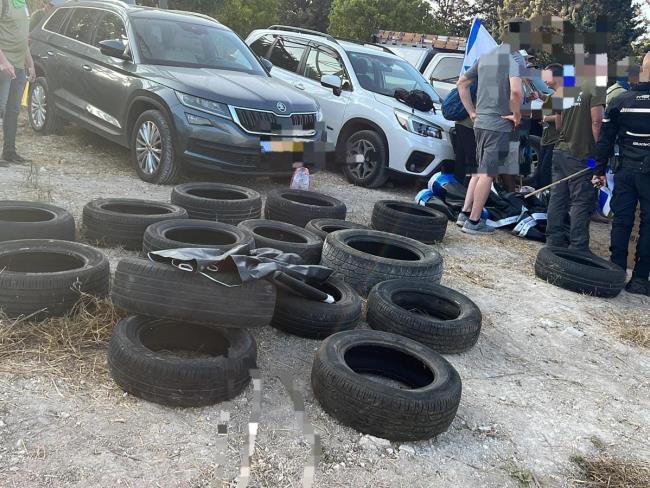 Полиция обнаружила лесную поляну, где протестующие запасались автопокрышками, чтобы жечь их на шоссе