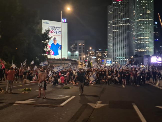 Видео: во время акции протеста автомобиль сбил пять человек на шоссе Аялон